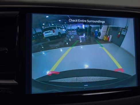 Used 2025 Chrysler Pacifica Select FWD image 19