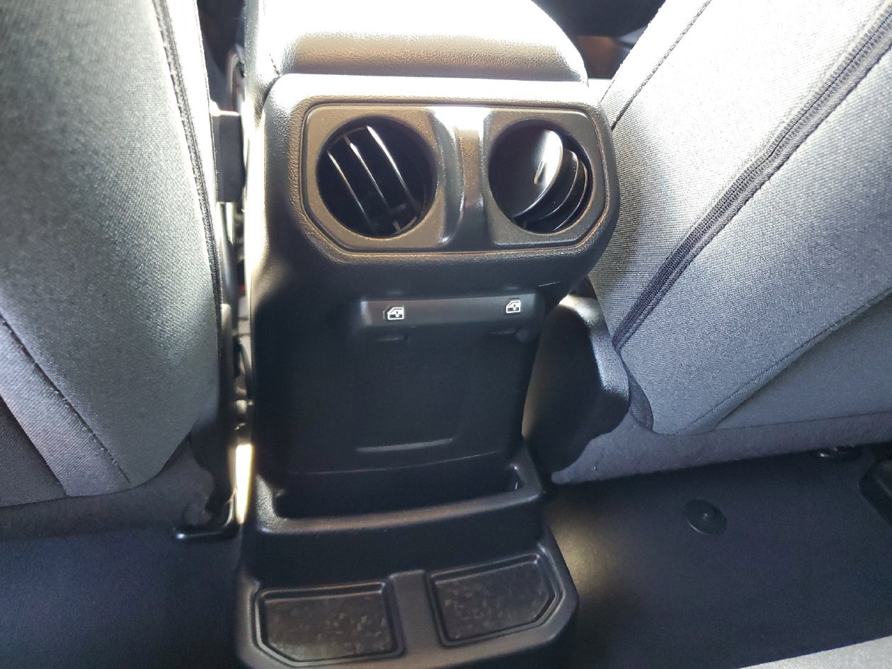 Used 2024 Jeep Wrangler Unlimited AWD/4WD image 16