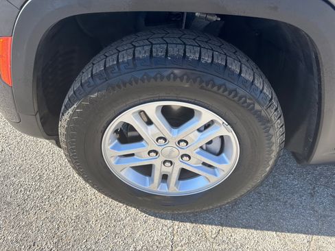 Used 2024 Jeep Grand Cherokee Laredo image 11