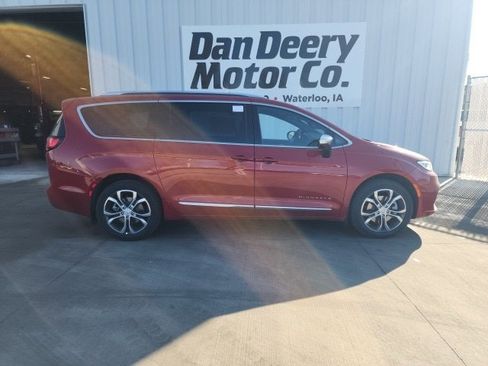 New 2026 Chrysler Pacifica Pinnacle image 23