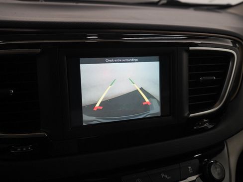 Used 2018 Chrysler Pacifica Touring-L FWD image 24