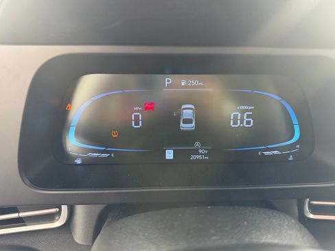 Used 2025 Hyundai Elantra SE FWD image 4