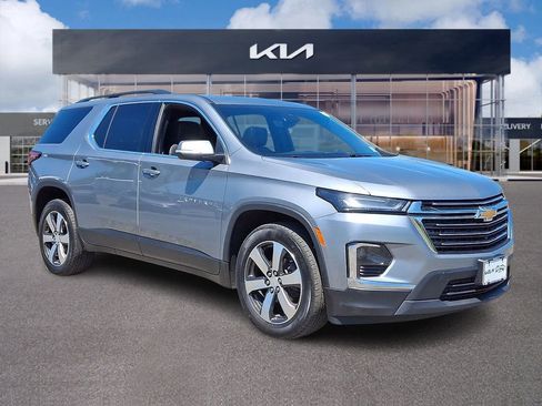 Used 2023 Chevrolet Traverse LT w/ LT Premium Package AWD/4WD image 1