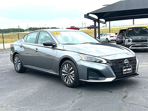 Used 2025 Nissan Altima 2.5 SV FWD image 10