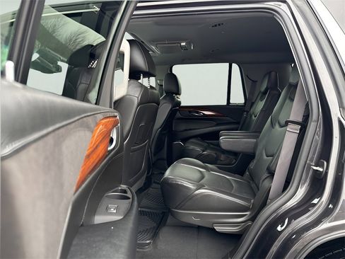 Used 2015 Cadillac Escalade Luxury image 21