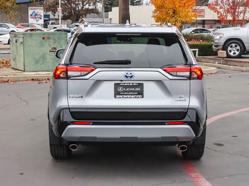Used 2022 Toyota RAV4 SE image 3
