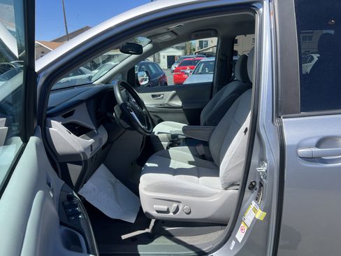 Used 2018 Toyota Sienna LE w/ Carpet Mat Package FWD image 11