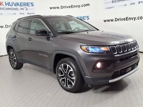Used 2023 Jeep Compass Limited AWD/4WD image 3