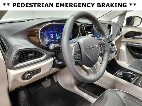 Certified 2024 Chrysler Pacifica Limited image 13