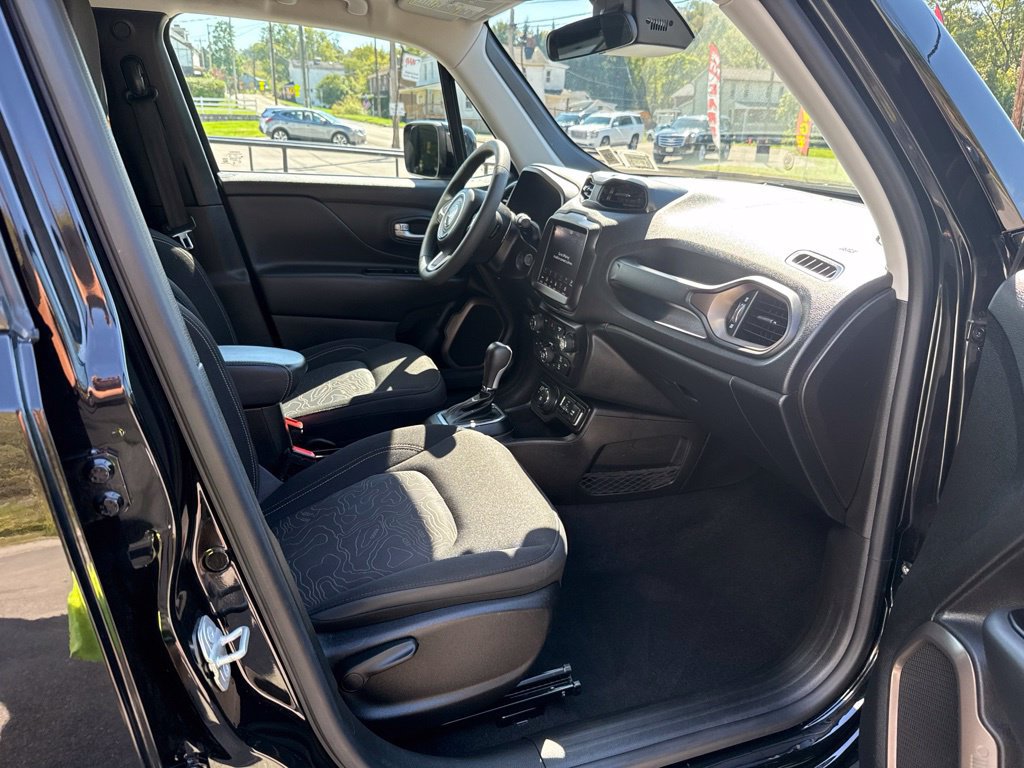 Used 2023 Jeep Renegade Latitude AWD/4WD image 29
