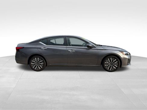 Used 2024 Nissan Altima 2.5 SV FWD image 8