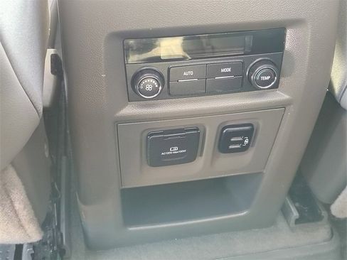 Used 2018 Chevrolet Traverse LT image 36