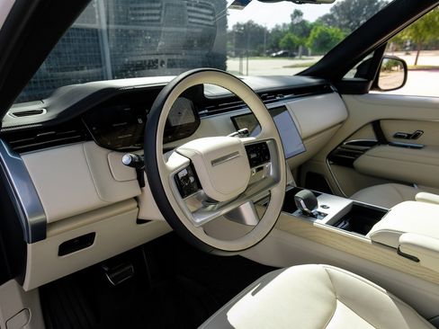 Used 2024 Land Rover Range Rover Autobiography image 3