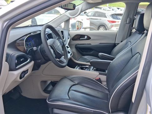 Used 2022 Chrysler Pacifica Limited AWD/4WD image 16