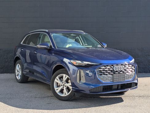 Certified 2025 Audi Q5 Premium w/ Convenience Package AWD/4WD image 3