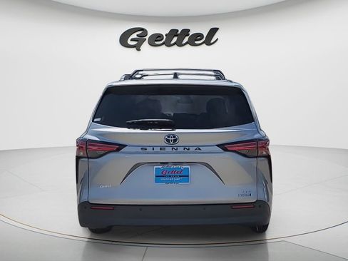 Used 2021 Toyota Sienna XLE image 4