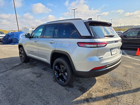 New 2025 Jeep Grand Cherokee Altitude image 6