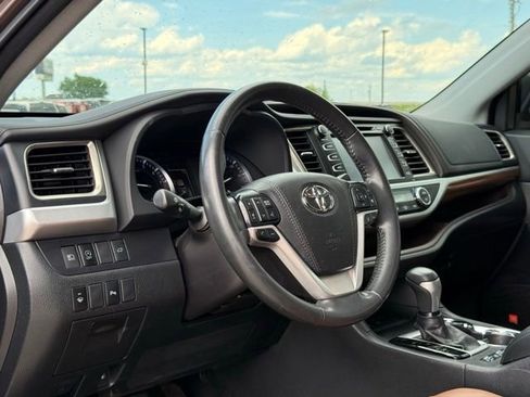 Used 2019 Toyota Highlander Limited FWD image 21