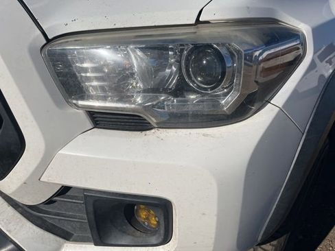 Used 2017 Toyota Tacoma TRD Off-Road image 8