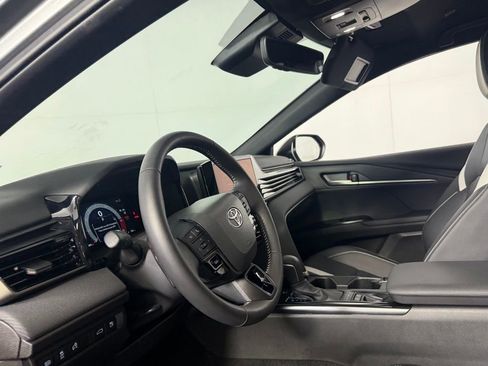 Used 2025 Toyota Camry SE w/ Convenience Package FWD image 18