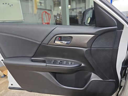 Used 2017 Honda Accord Sport image 26