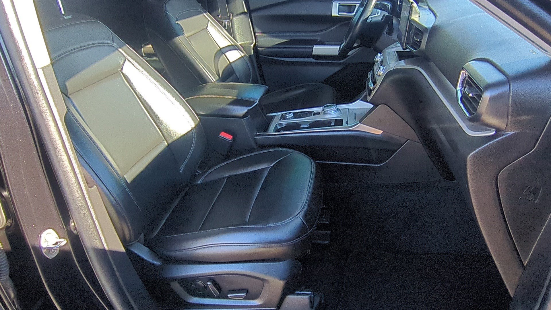 Used 2023 Ford Explorer XLT w/ Equipment Group 202A AWD/4WD image 29