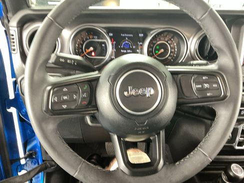 Used 2023 Jeep Gladiator Sport AWD/4WD image 9
