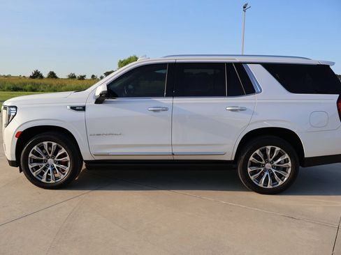 Used 2021 GMC Yukon Denali w/ Denali Premium Package AWD/4WD image 2