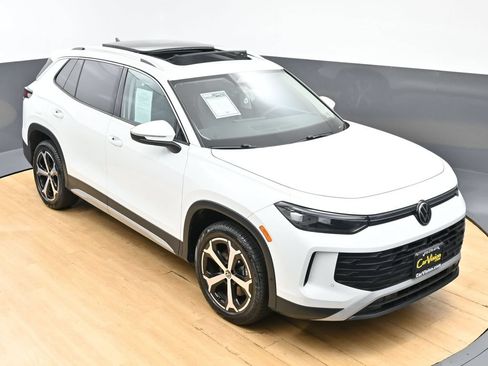 Used 2025 Volkswagen Tiguan SE w/ Panoramic Sunroof Package AWD/4WD image 3