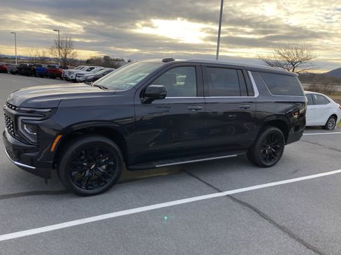 Used 2026 Chevrolet Suburban Premier image 4