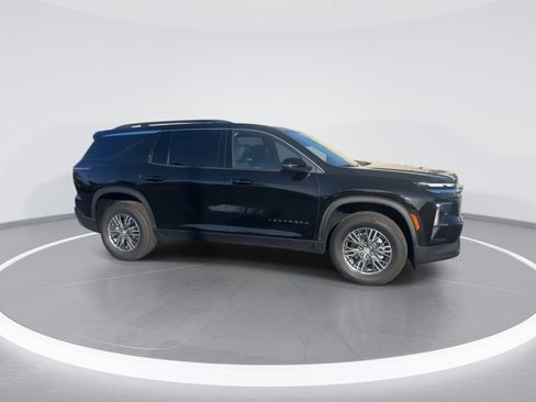 Used 2025 Chevrolet Traverse LT image 2