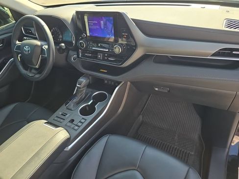 Used 2024 Toyota Highlander XLE AWD/4WD image 11