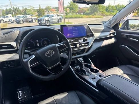 Certified 2023 Toyota Highlander Platinum AWD/4WD image 8