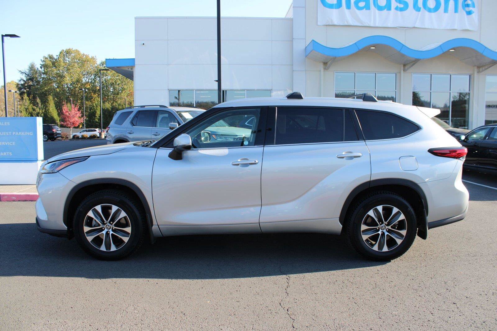 Used 2022 Toyota Highlander XLE AWD/4WD image 5