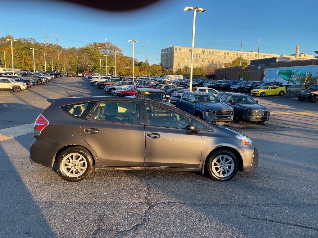 Used 2017 Toyota Prius V Four FWD image 6