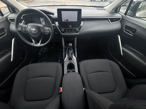 Used 2025 Toyota Corolla Cross LE image 33