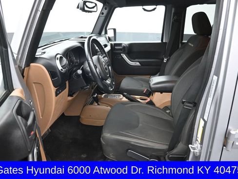 Used 2015 Jeep Wrangler Unlimited Rubicon w/ Max Tow Package AWD/4WD image 9