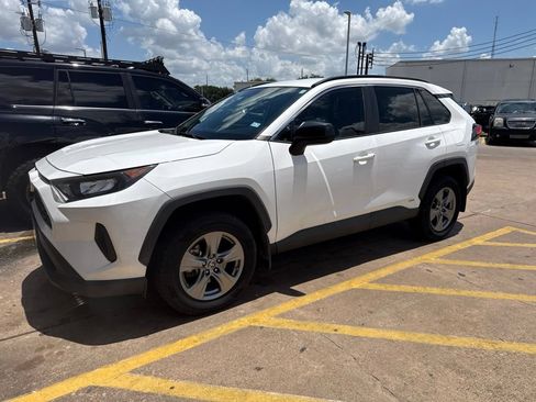 Used 2022 Toyota RAV4 LE AWD/4WD image 2