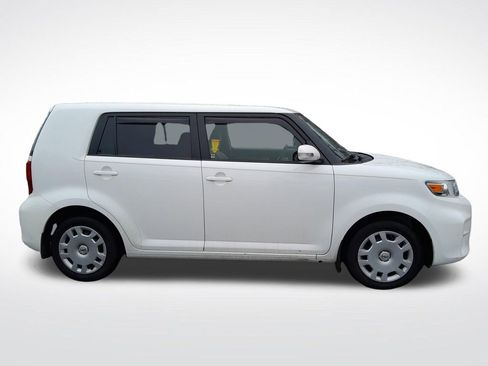 Used 2015 Scion xB FWD image 9