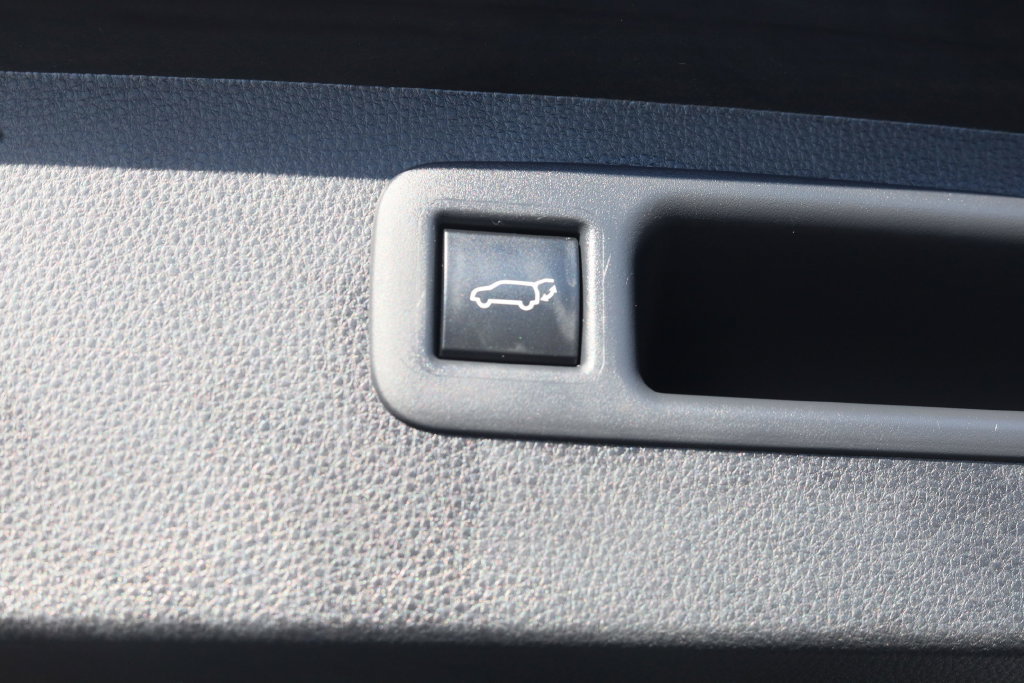 Used 2022 Toyota Highlander LE AWD/4WD image 13
