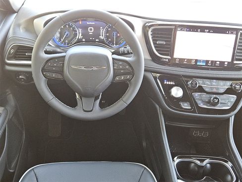 New 2025 Chrysler Pacifica Limited image 27