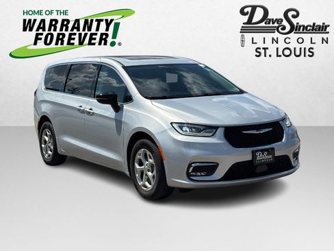 Used 2024 Chrysler Pacifica Limited w/ Trailer Tow Group AWD/4WD image 1