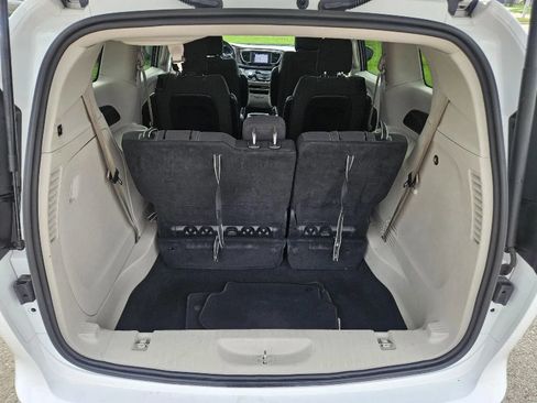 Used 2022 Chrysler Voyager LX FWD image 17