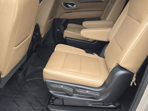 Used 2021 Chevrolet Suburban Premier image 16