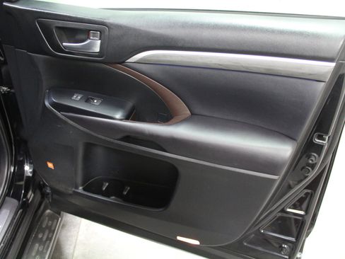 Used 2017 Toyota Highlander Limited Platinum image 27