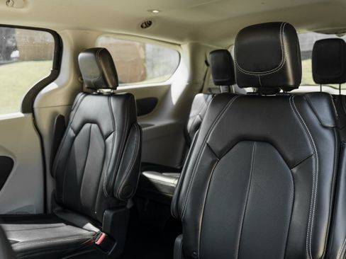 Used 2024 Chrysler Pacifica Touring-L FWD image 23