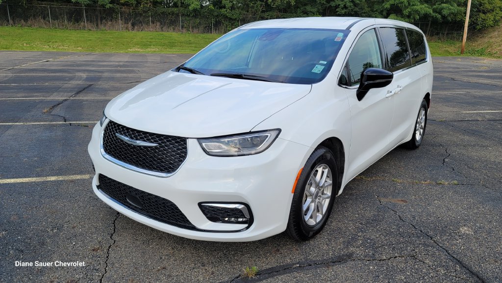 Used 2024 Chrysler Pacifica Touring-L FWD image 5