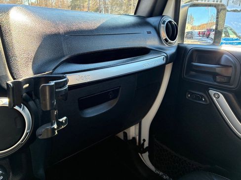 Used 2017 Jeep Wrangler Unlimited Sahara w/ Connectivity Group image 30