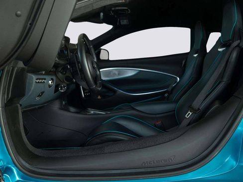 Used 2023 McLaren Artura image 12