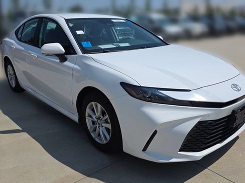 Used 2025 Toyota Camry LE FWD image 7
